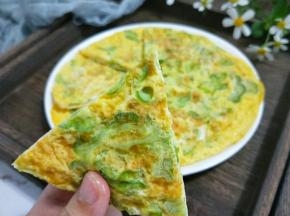 【小贴士】：有些朋友不喜欢苦瓜，是因为它本身带有的苦味，为了减少苦味，可以先把苦瓜焯水后再和鸡蛋一起煎成饼，这样苦味就大大的减少了。