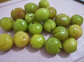 李子先用盐水泡半个小时，再用水冲洗干净，然后拿刀轻轻拍一下，李子开口就可以了