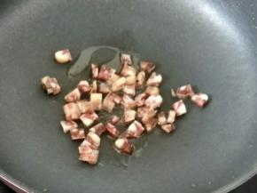 不粘锅里放一点点食用油，放入腊肠，小火煎至腊肠变透明。