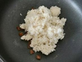 然后倒入米饭，小火快速炒散，