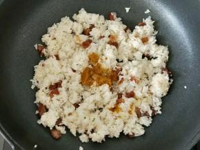 这时候就可以放入咖喱，继续翻炒均匀。（咖喱提前用微波炉加热一分钟至融化）