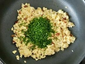 然后放入切碎的韭菜，翻炒片刻