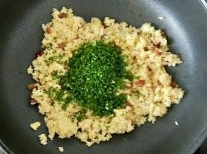 然后放入切碎的韭菜，翻炒片刻