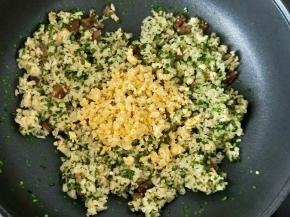 接着放入鸡蛋，翻炒均匀，出锅前再加入适量盐调味，因为咖喱本身味道浓郁，而且已经带有盐，所以不要再加太多调味料了。