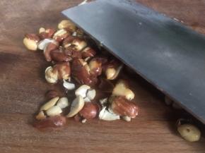 熟花生用刀压碎