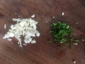 备好蒜末和葱花
