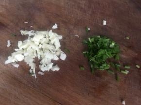 备好蒜末和葱花