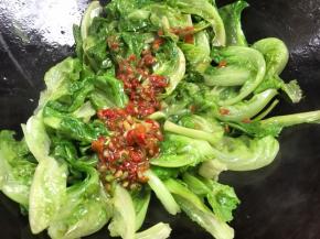 倒入调好的料汁，炒匀即可