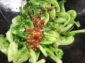 倒入调好的料汁，炒匀即可