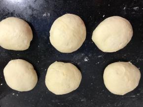 分成若干个小剂子，密封醒发10分钟以上