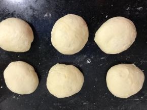 分成若干个小剂子，密封醒发10分钟以上