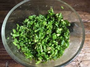 装入碗中，加入所有的调料拌匀备用