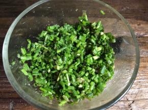 装入碗中，加入所有的调料拌匀备用