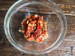 辣椒酱装入小碗中