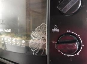 放入烤箱底层，上下火180度烤30分钟