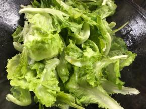 把生抽倒入热油锅中