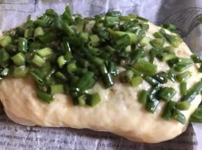 再撒上葱花，密封发酵至两倍大