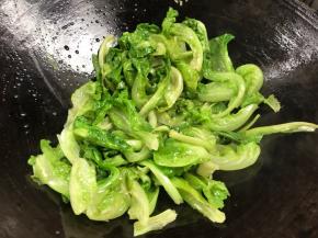 大火翻炒至断生