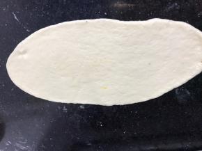 醒发好的面团擀成长形