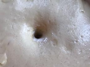 手指粘上干粉插进去后，洞口不回缩即可