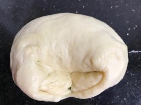 卷成卷，两头折起放底下