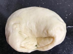 卷成卷，两头折起放底下