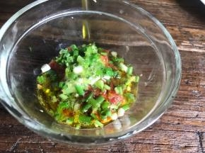 淋入辣椒酱和葱花上