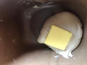 放入揉好的面团里，继续揉面至扩展状态