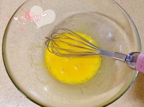 蛋黄加入牛奶、酸奶、玉米油搅拌均匀。