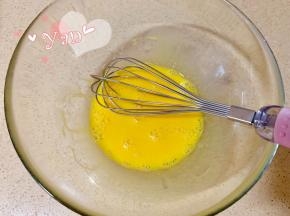 蛋黄加入牛奶、酸奶、玉米油搅拌均匀。