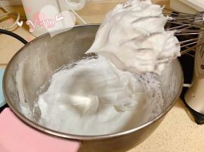 细砂糖分三次加入蛋清中打发，提起打蛋器有小小弯钩，状态接近硬性发泡。