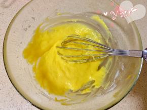 倒入过筛的面粉和泡打粉，搅匀。