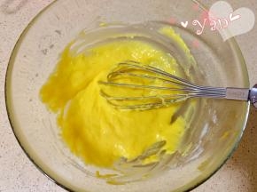 倒入过筛的面粉和泡打粉，搅匀。