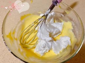 蛋白分三次加入蛋黄糊中。