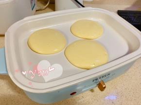 将多功能锅调至中火加热，转低火，舀两勺面糊，盖锅盖单面煎2-3分钟。