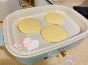 将多功能锅调至中火加热，转低火，舀两勺面糊，盖锅盖单面煎2-3分钟。