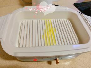 多功能锅调至中火加热，放入适量黄油。