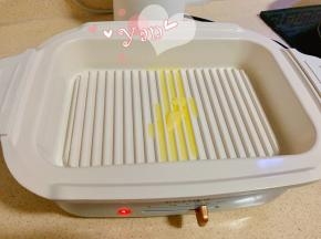 多功能锅调至中火加热，放入适量黄油。