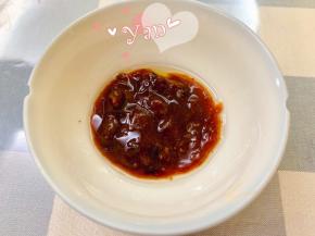 菌菇酱放锅里烧热，浇在牛排上食用。