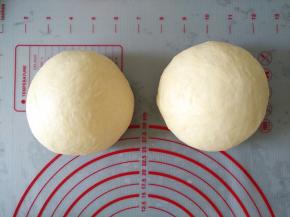 将面团平均分成2份，滚圆