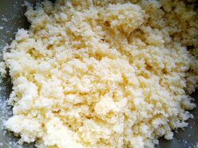 除葡萄干外馅料原料混合，搅拌均匀