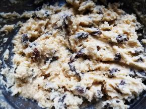 加入葡萄干，搅拌均匀