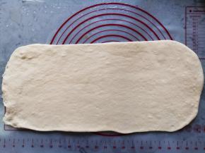 分别擀成长方形，尽量擀薄