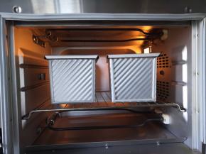 盖上盖子，放入预热好的烤箱最下层上火170度下火180度，烘烤40分钟