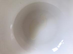 容器内壁抹上少许油