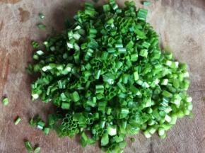 香葱摘洗干净，切成葱花