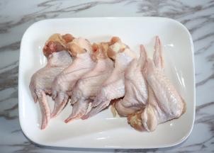 先把鸡翅清洗，沥水后，备用