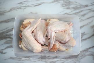 鸡翅放入保鲜盒