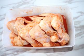 腌渍完成后（最好提前取出一会，恢复室温）。提前200度预热烤箱