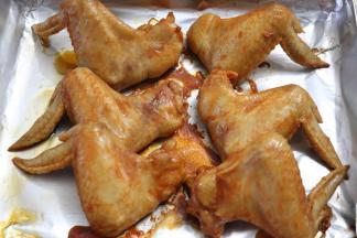 烧烤10分钟左右取出，拿下鸡尖上的锡纸，翻面刷蜂蜜，